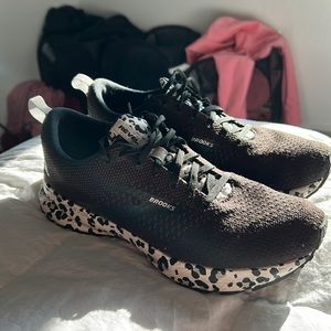 Brooks revel 4 leopard sneakers sz 9